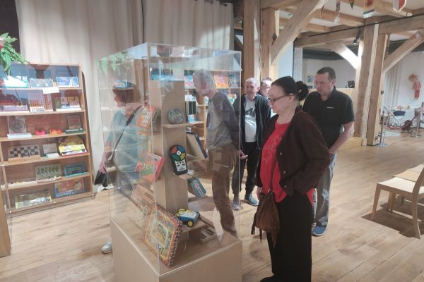 Mieszkańcy oglądają eksponaty w muzeum.