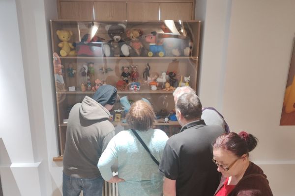 Mieszkańcy oglądają eksponaty w muzeum.