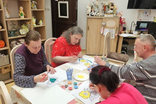 Mieszkańcy maluja farbami.