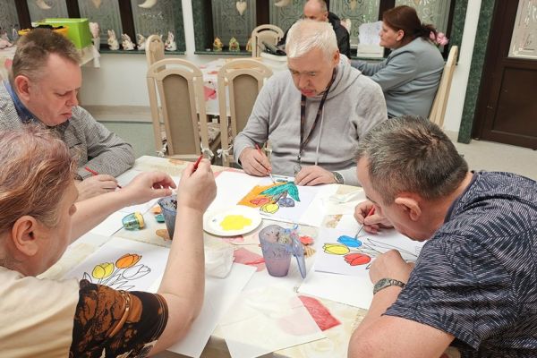 Mieszkańcy maluja farbami.