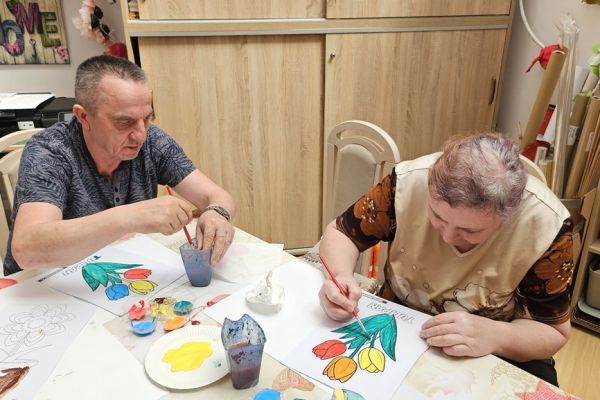 Mieszkańcy maluja farbami.