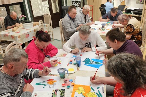 Mieszkańcy maluja farbami.