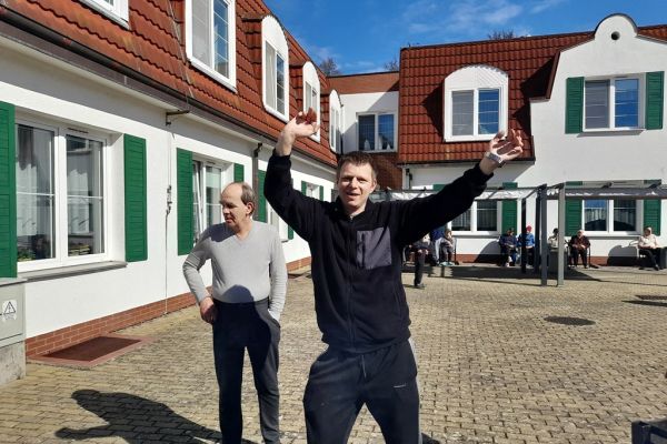 Mieszkaniec tańczy na tarasie.