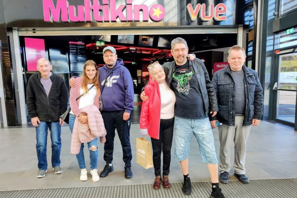 Mieszkańcy przed wejściem do Multikina w Słupsku.