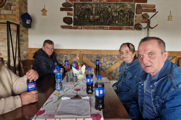 Mieszkańcy siedzą w restauracji przy stoliku.
