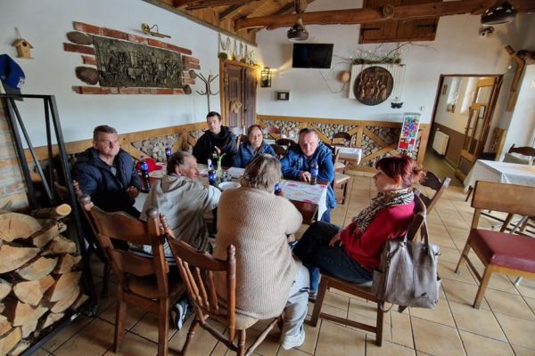 Mieszkańcy siedzą w restauracji przy stoliku.