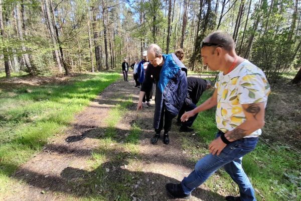 Mieszkańcy stoją w lesie.