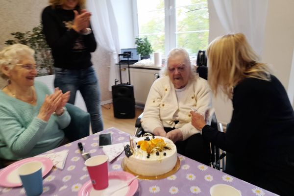Jubilatka z rodziną - dwie panie obok.