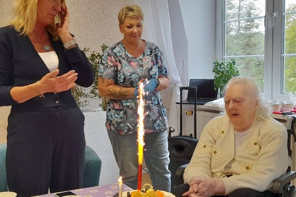 Jubilatka z rodziną - dwie panie obok.