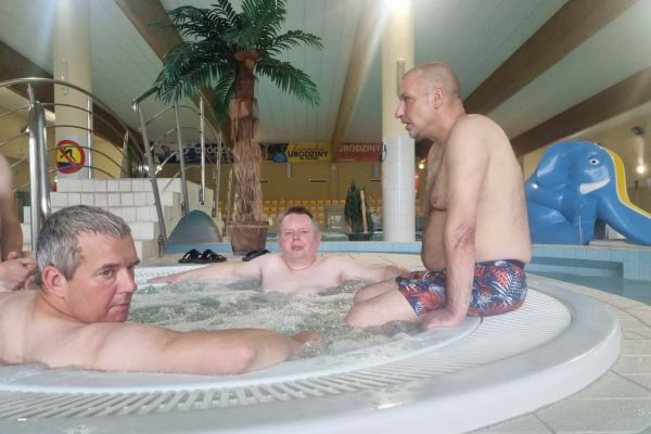 Mieszkańcy kąpią się w wodzie na basenie.