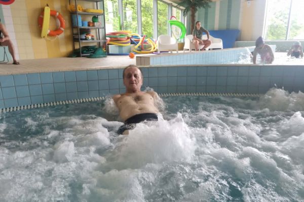 Mieszkaniec kąpie się w wodzie na basenie.