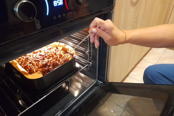 Ciasto w piekarniku.