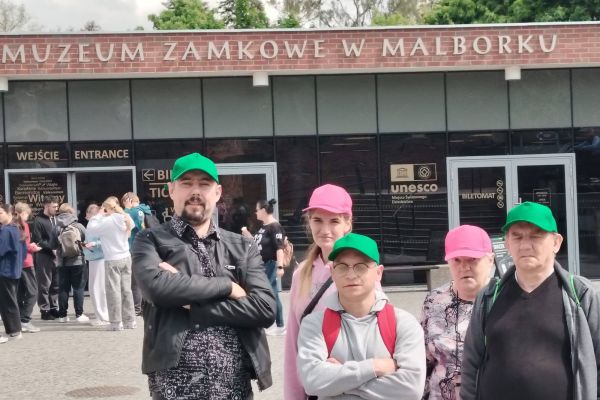 Mieszkańcy wraz z innymi uczestnikami wycieczki na zamku w Malborku.