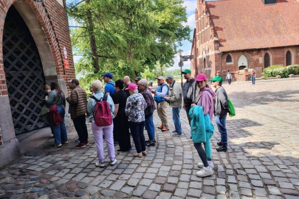 Mieszkańcy wraz z innymi uczestnikami wycieczki na zamku w Malborku.