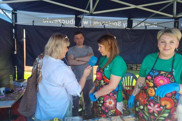 Dwoje pracowników udziela wywiadu do radia. 