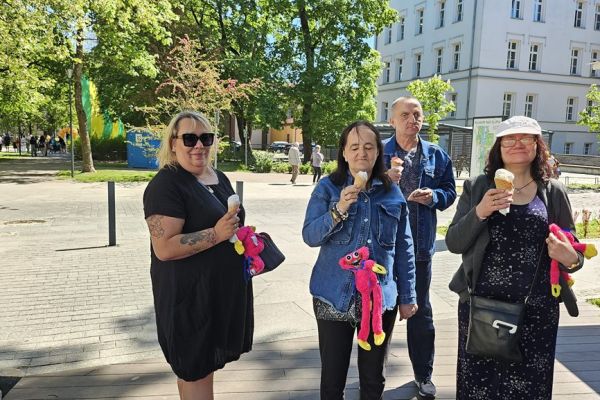 Mieszkańcy na bulwarach w Słupsku stoją z lodami.