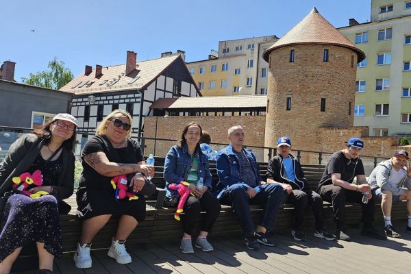 Mieszkańcy na bulwarach w Słupsku siedzi z lodami.