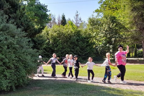 Uczestnicy pikniku utworzyli pociąg w trakcie muzyki.