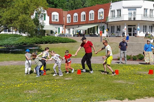 Uczestnicy pikniku podczas biegu wśród pachołków.