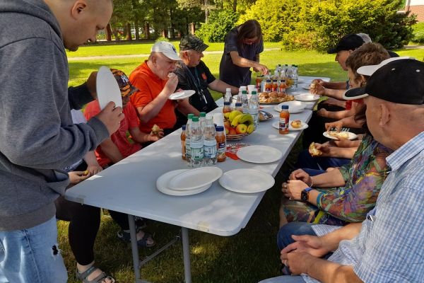 Uczestnicy pikniku podczas poczęstunku.