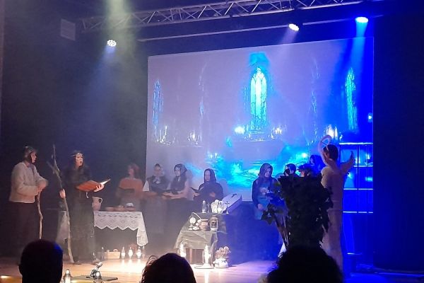 Aktorzy na scenie podczas występu.