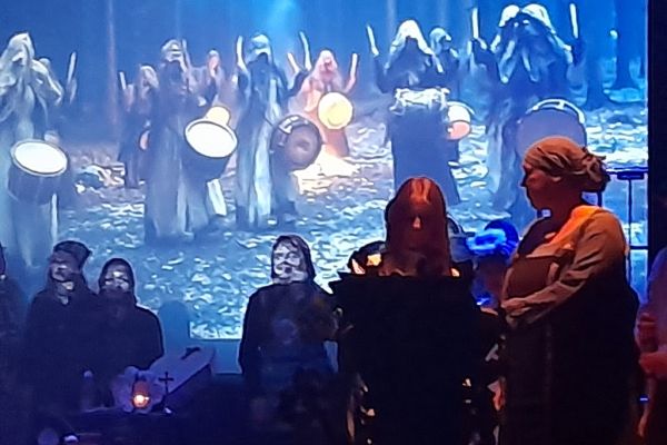 Aktorzy na scenie podczas występu.
