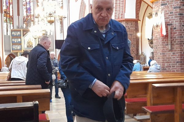 Mieszkaniec w kościele.