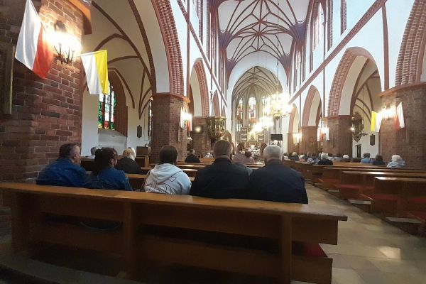 Mieszkańcy w kościele.