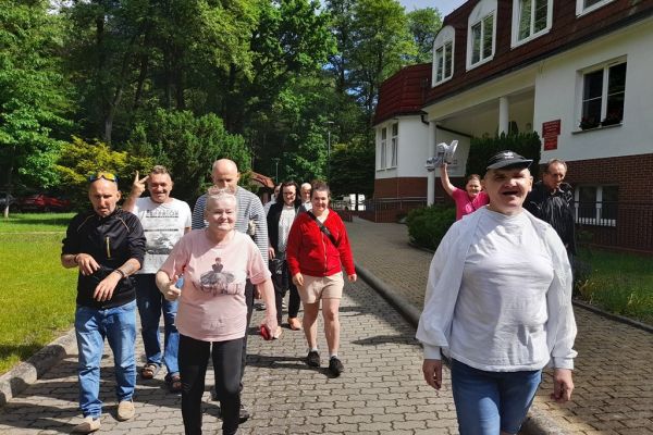 Mieszkańcy spacerują na dworze.