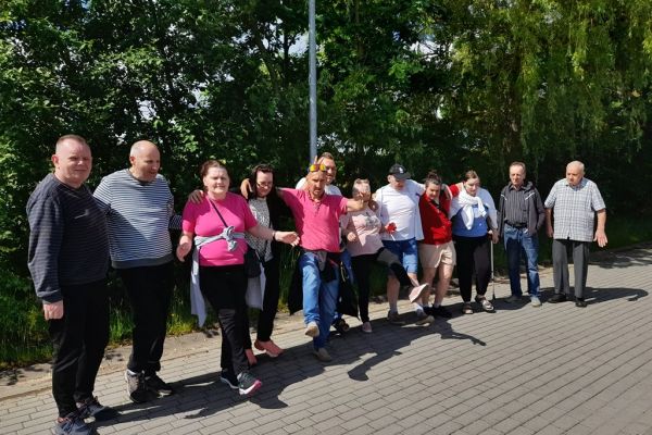Zdjęcie grupowe mieszkańców podczas spaceru.