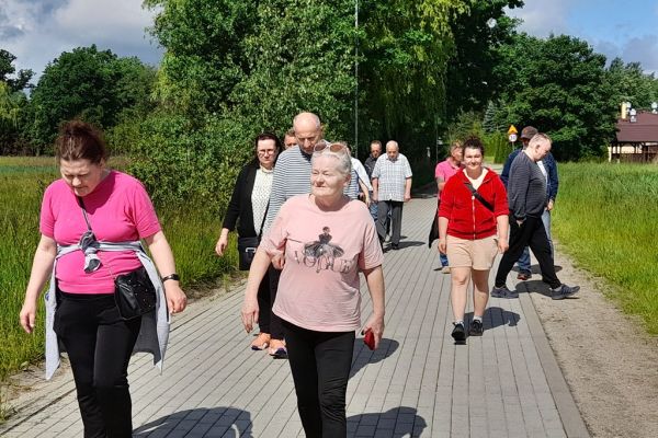 Mieszkańcy spacerują na dworze.