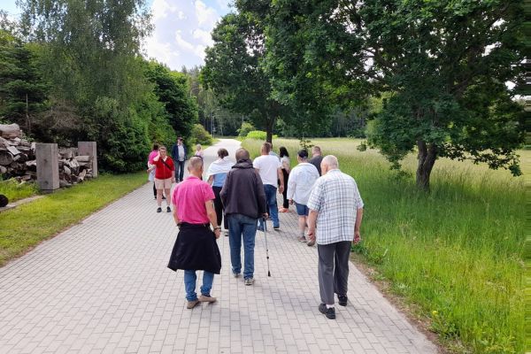 Mieszkańcy spacerują na dworze.