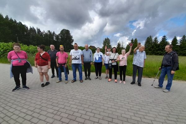 Zdjęcie grupowe mieszkańców podczas spaceru.