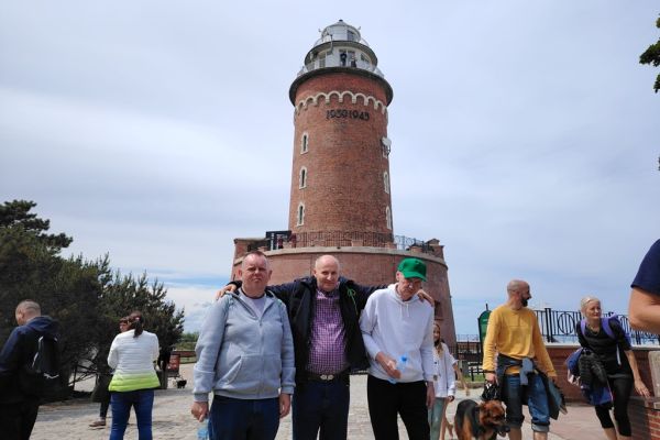 Mieszkańcy przy latarni w Kołobrzegu.
