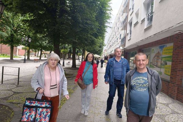 Mieszkańcy idą ulicą Nowobramską w Słupsku.