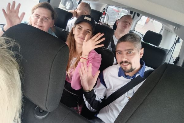 Mieszkańcy podczas podruży busem.