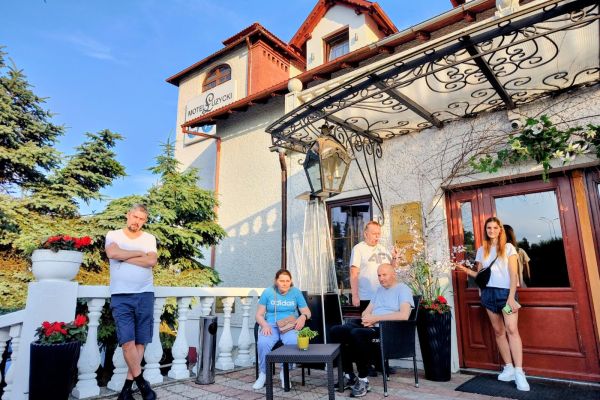 Mieszkańcy przed hotelem.