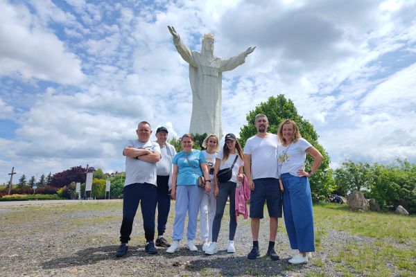 Mieszkańcy przed pomnikiem Jezusa w Świebodzinie.