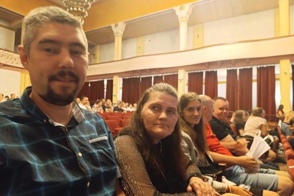 Mieszkańcy na sali w teatrze.