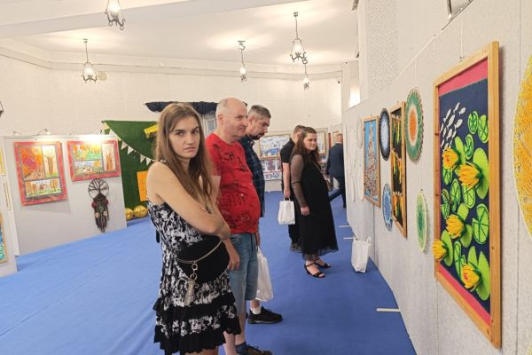 Mieszkańcy ogladaja galerię sztuki.