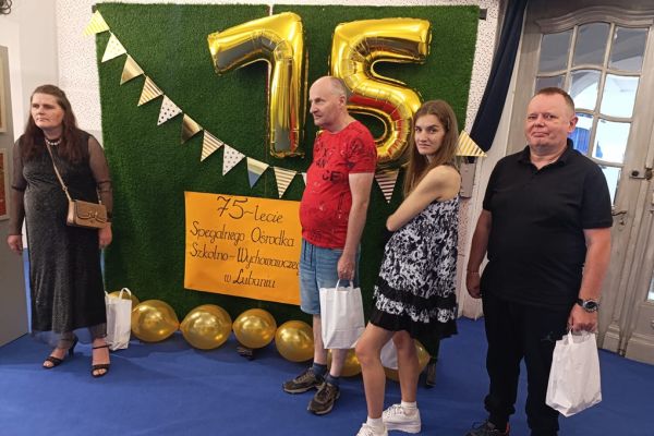 Mieszkańcy przy cyfrze 75 lecie.