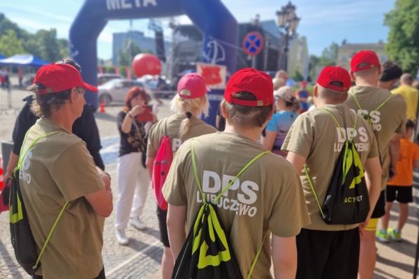 Mieszkańcy podczas biegu na placu przed ratuszem.