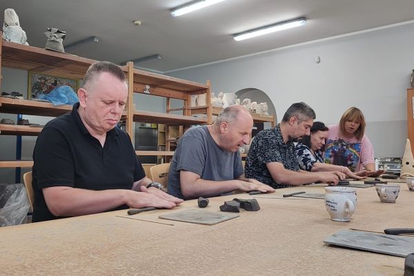 Mieszkańcy lepią w glinie.