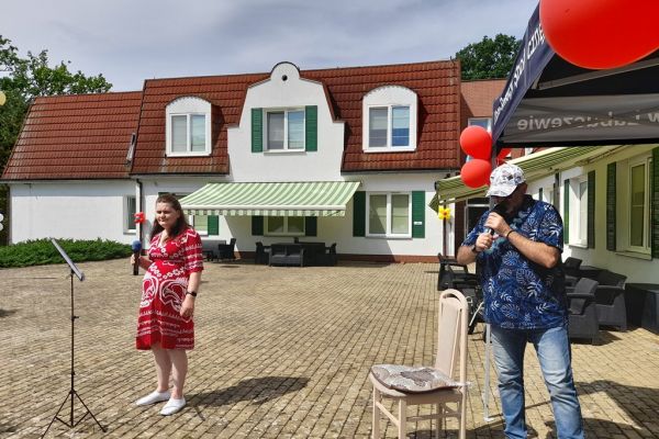 Mieszkanka śpiewa na pikniku.
