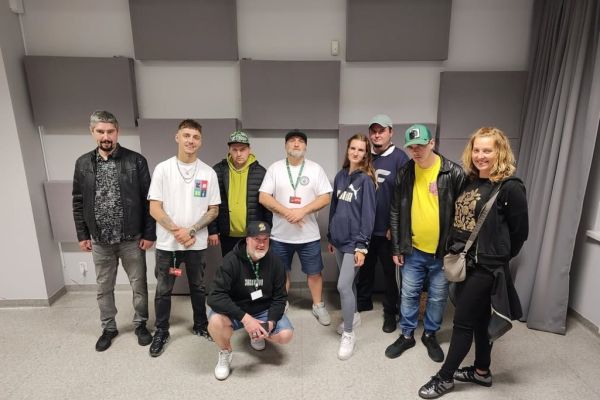 Grupowe zdjęcie mieszkańców z gwiazdą rapu.