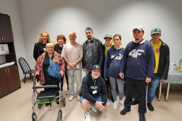 Grupowe zdjęcie mieszkańców z gwiazdą rapu.