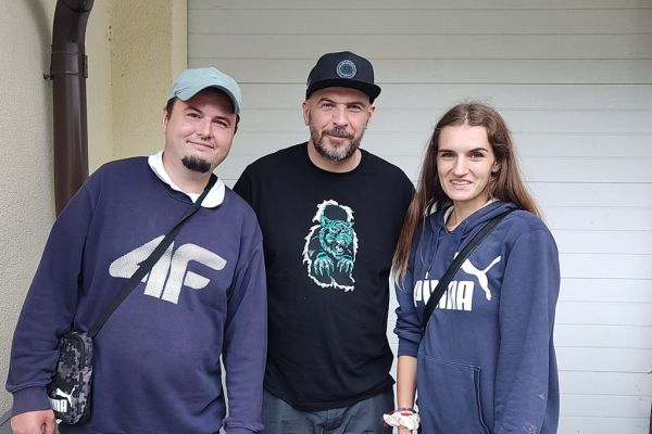 Grupowe zdjęcie mieszkańców z gwiazdą rapu.