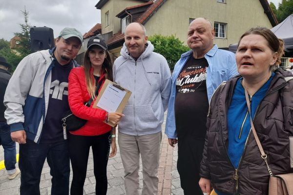 Grupowe zdjęcie mieszkańców.
