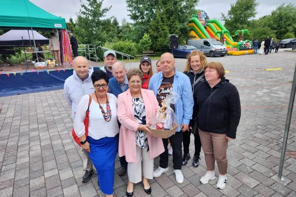 Mieszkańcy z panią dyrektor i kierownik zolp.