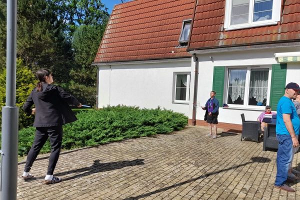 Mieszkaniec odbija lotkę paletką.